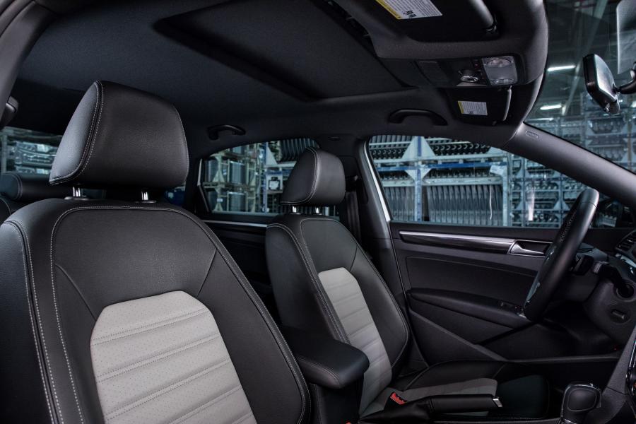 Интерьер Volkswagen Passat GT (NMS) 2018 года  (фото 12 из 24)